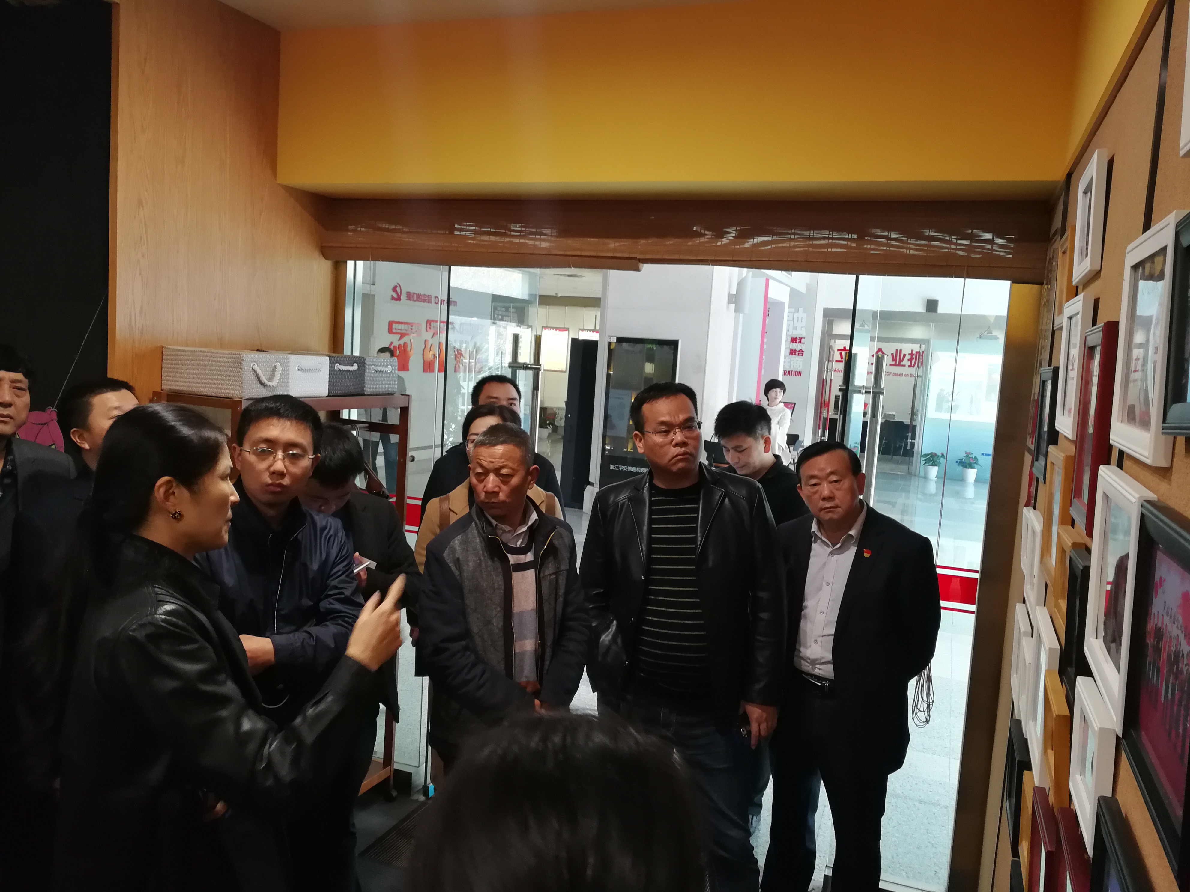 現(xiàn)場(chǎng)教學(xué)(黃龍商圈)1.jpg 現(xiàn)場(chǎng)教學(xué)(黃龍商圈)1.jpg